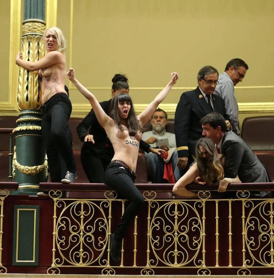 Tres mujeres jóvenes, activistas de la organización feminista internacional Femen, irrumpieron en el Congreso de los Diputados sin camiseta y gritando: «El aborto es sagrado». 