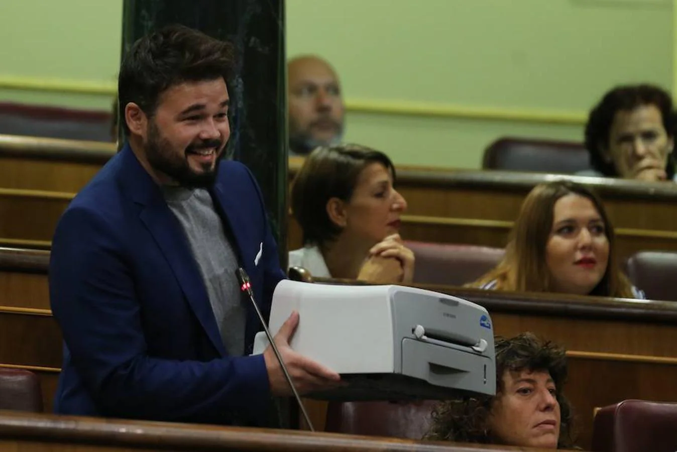 El diputado de ERC, Gabriel Rufián, utilizó una impresora para defender el referéndum en Cataluña del 1 de octubre en el Congreso de los Diputados. 