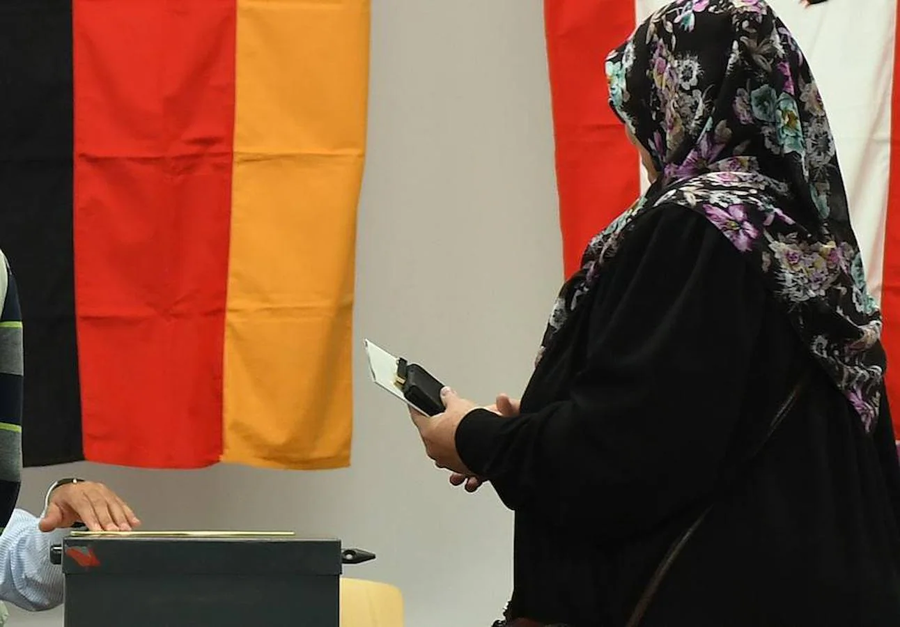 Una mujer musulmana ejerciendo su derecho al voto