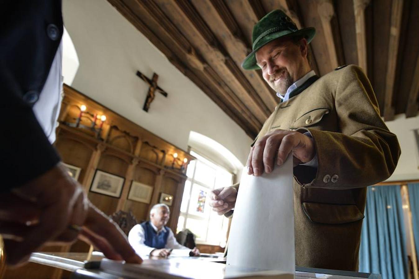 Un votante acude a las urnas vestido con el traje tradicional bávaro