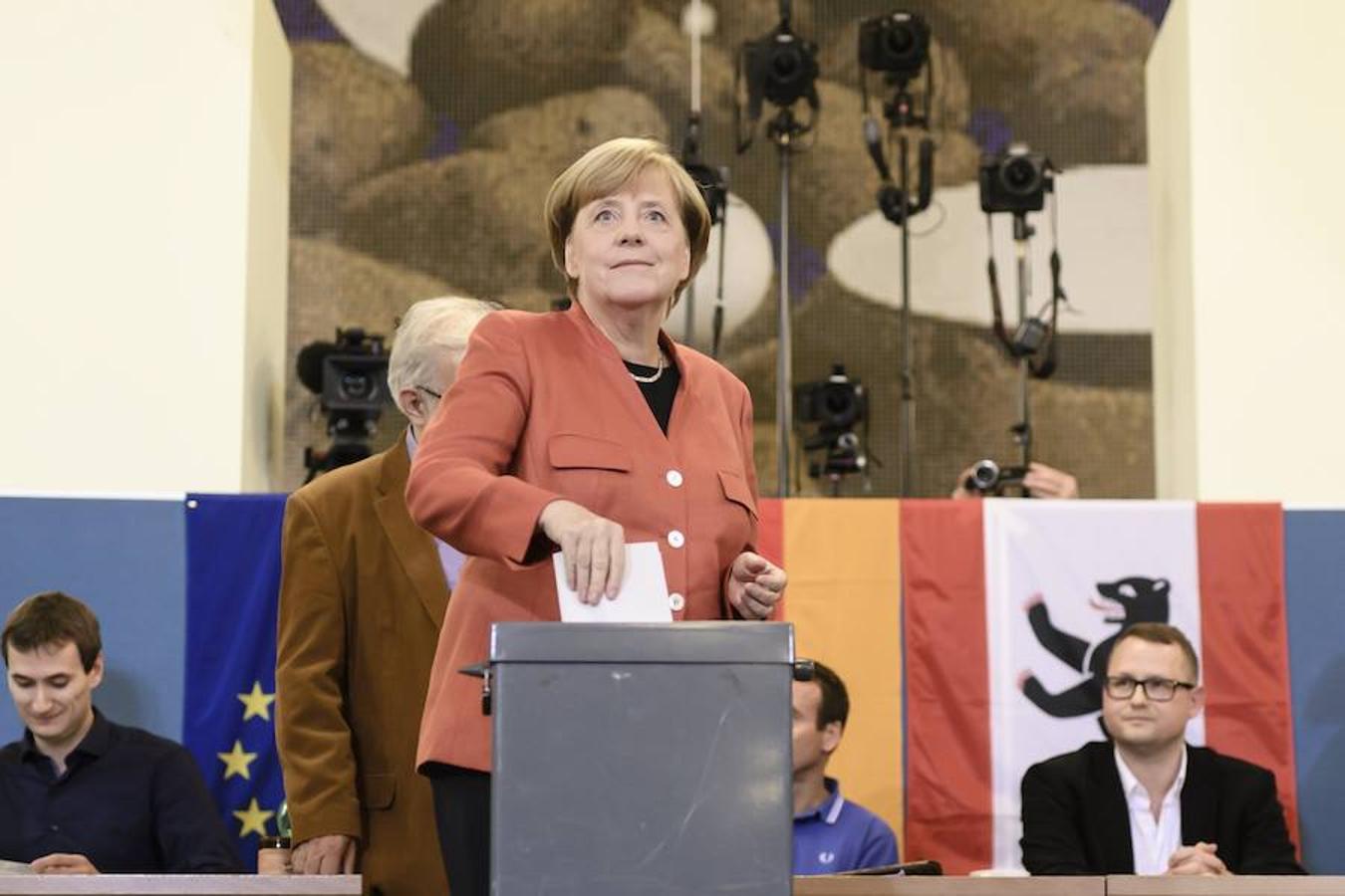 Ángela Merkel depositando su voto