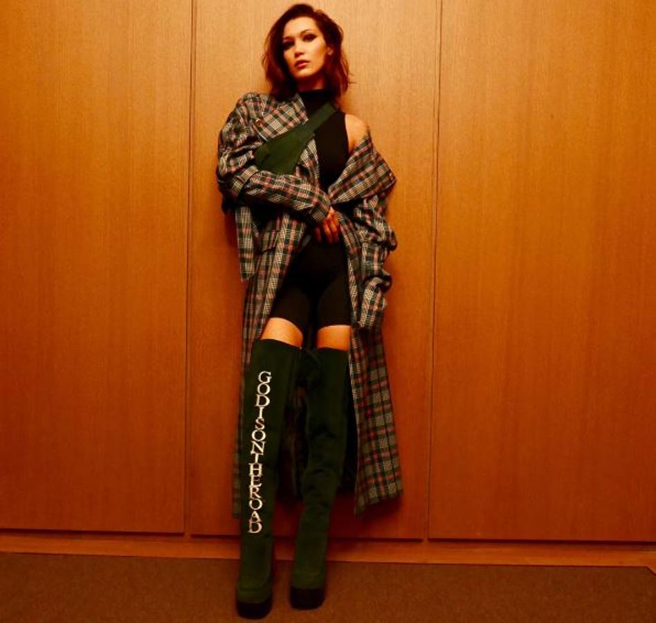 Bella Hadid en la Semana de la moda de Londres con abrigo largo de tartán. 