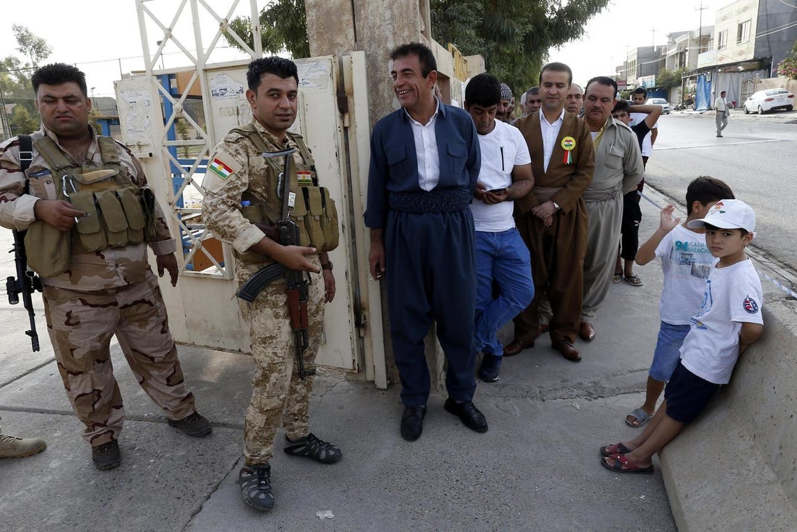 Colas para votar frente a un colegio electoral en Erbil, Irak. 