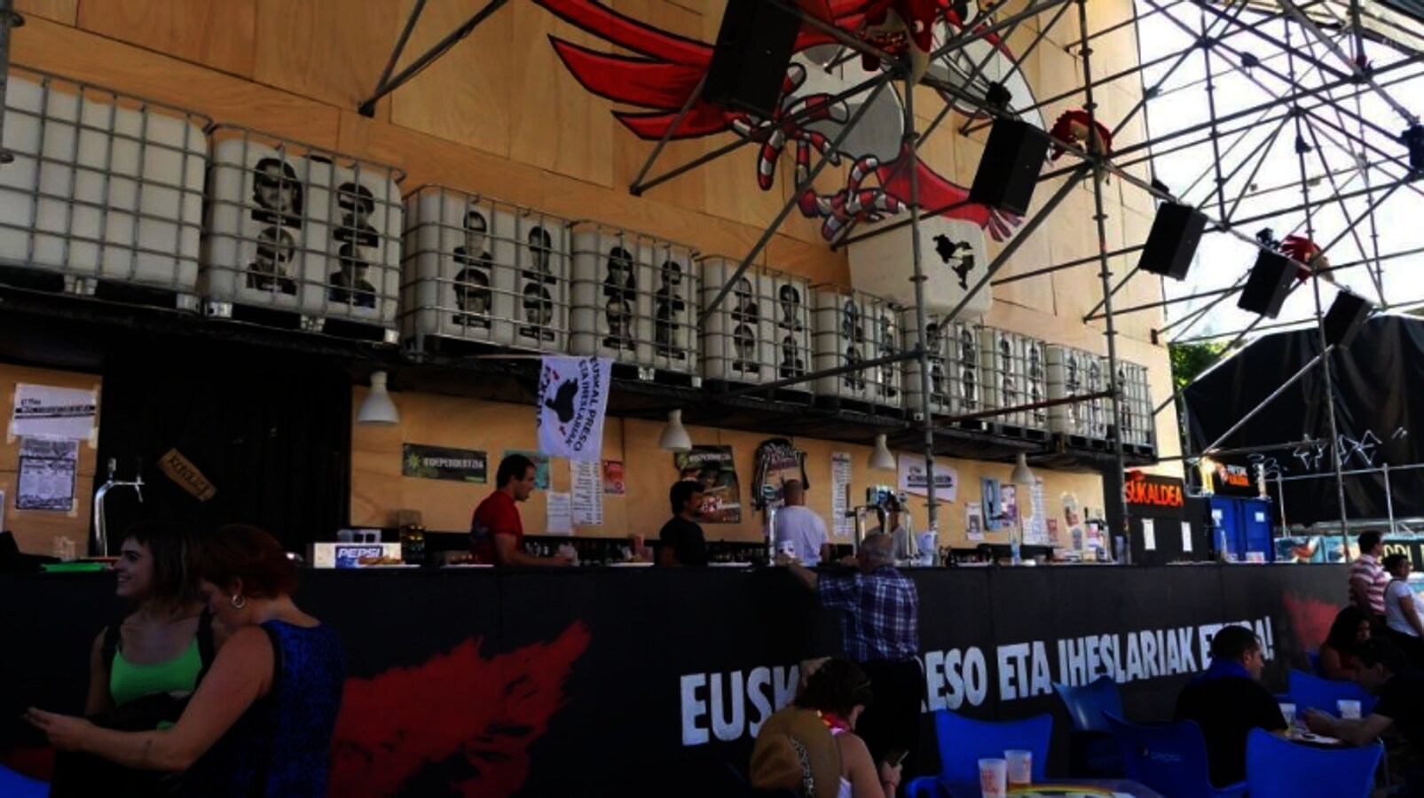 Durante la Semana Grande de Bilbao, calles y «txosnas» exhibieron imágenes de presos de ETA, pintadas a favor de la organización terrorista y eslóganes con referencias al terrorista Kepa del Hoyo. 