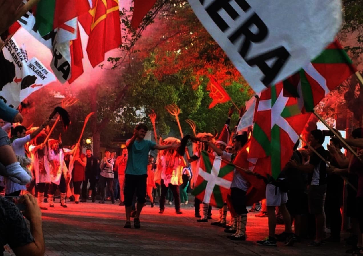 En el transcurso de las fiestas populares de Alsasua, organizaciones del entorno de la izquierda radical realizaron un brindis a favor de los presos de ETA y una manifestación contra la Guardia Civil.. 