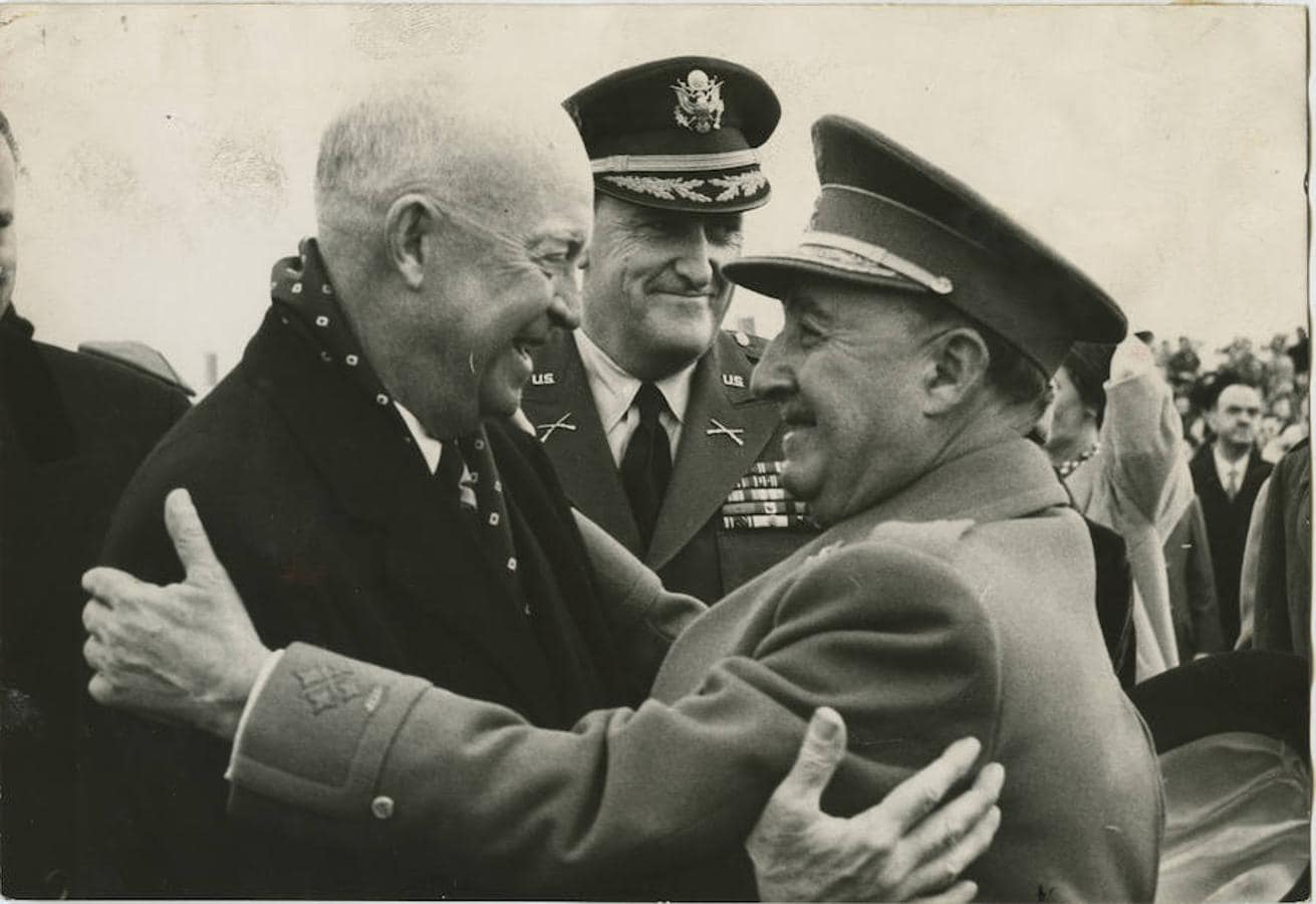 El 21 de diciembre de 1959, Ike Eisenhower, entonces presidente de Estados Unidos, llegaba a España para una corta visita. Al día siguiente, Franco acudió a despedirle a la base aérea conjunta de Torrejón de Ardoz. A pie de la escalerilla del avión se despidieron con un abrazo. Este encuentro suele presentarse como el momento de la consolidación del régimen de Franco y la prueba definitiva de que el dictador había conseguido salir del aislamiento que sufría tras la derrota del Eje en la II Guerra Mundial. 
