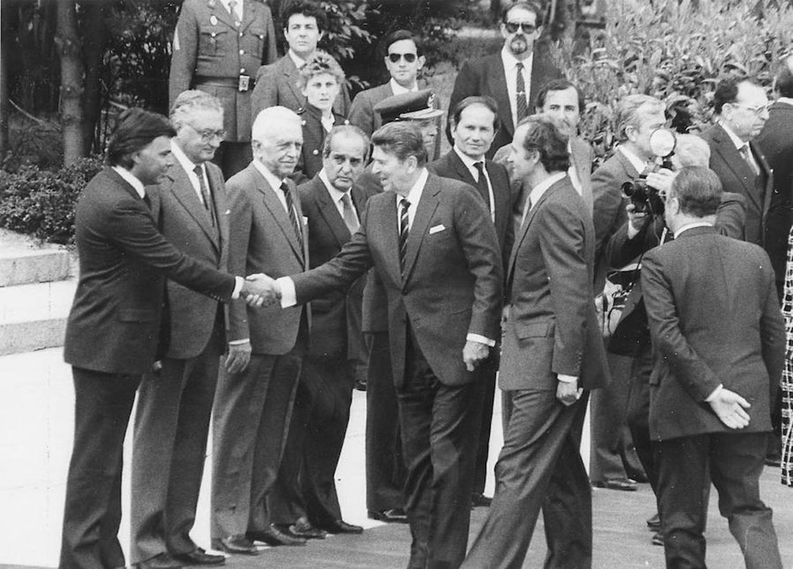 Ronald Reagan, del Partido Republicano y antes del Demócrata, visitó España en mayo de 1985. Reagan se reunió con el entonces presidente del Gobierno, Felipe González, para hablar de la situación internacional y para plantear la reducción de tropas estadounidenses en España. En la imagen también aparece el que era Rey de España, Don Juan Carlos I. 