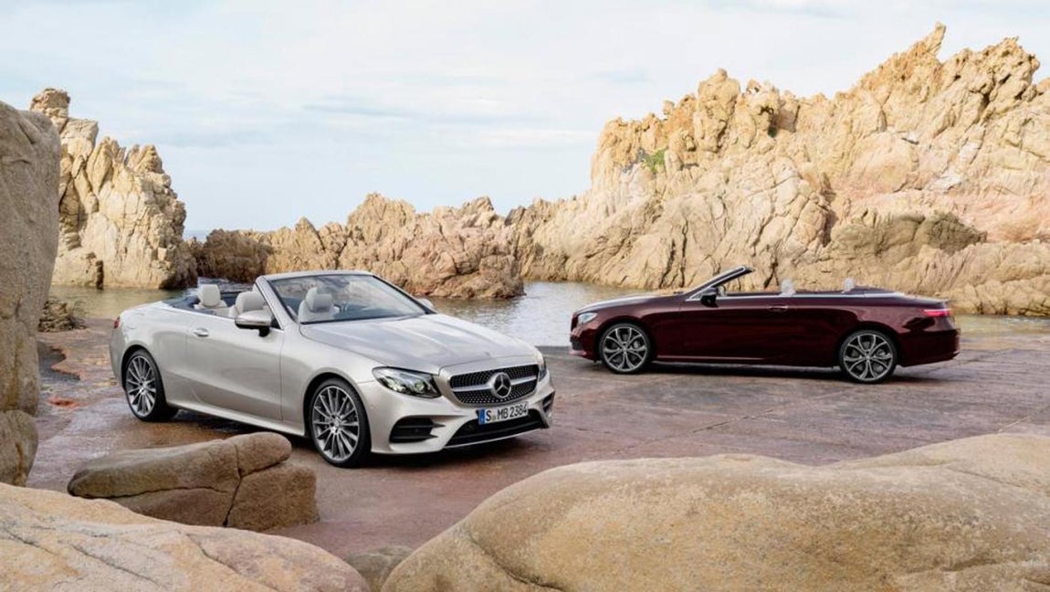 Mercedes Clase E Cabrío. El fabricante alemán recientemente presento su nueva gama Clase E Cabrío, un gran descapotable donde encontramos los últimos adelantos tecnológicos diseñados para este tipo de vehículos. Desde el AIRCAP, un deflector que se sitúa en la parte alta del parabrisas que evita las turbulencias dentro del habitáculo, tanto para los pasajeros de los asientos delanteros como en los traseros