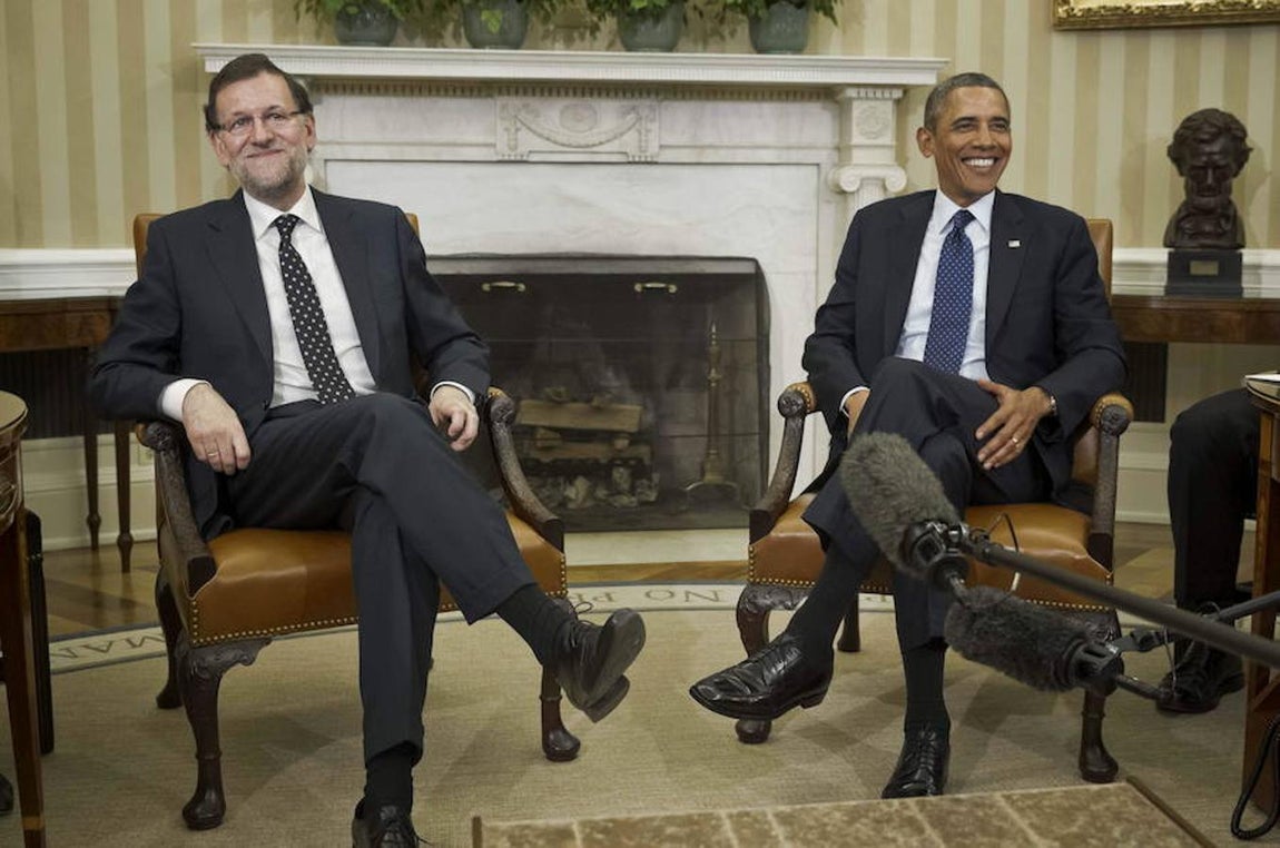 El presidente del Gobierno fue a la Casa Blanca y se reunió con Barack Obama. Un encuentro por el que se mostró «muy satisfecho» ya que pudieron dialogar sobre la situación económica en España y en la Unión Europea, así como las relaciones bilaterales en defensa y seguridad, y la situación en Iberoamérica y en el Norte de África. 
