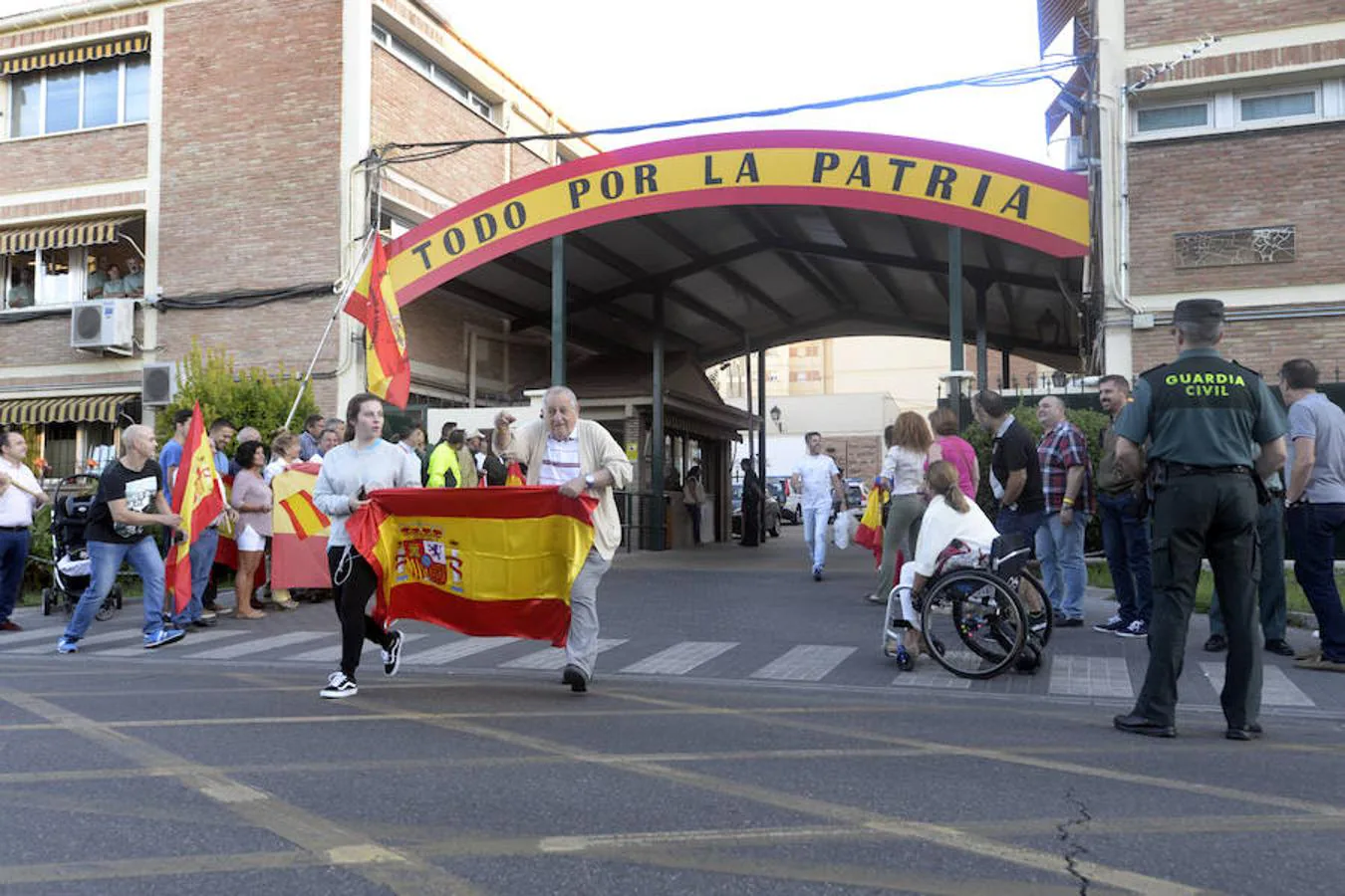 Despedida a una unidad de la Guardia Civil de Toledo que parte hacia Cataluña