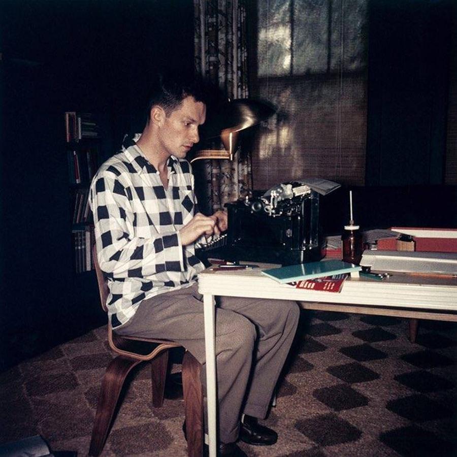 La protagonista del primer número de Playboy en ese 1953 fue la diva Marilyn Monroe, con una foto de portada en la que aparecía vestida pero completamente desnuda en una cama de terciopelo rojo en las páginas interiores. 