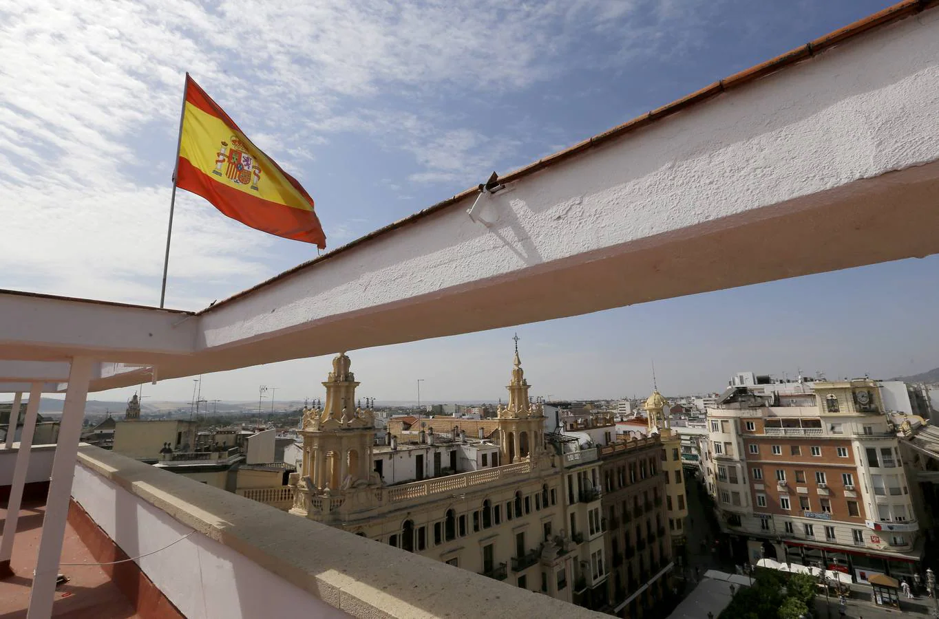 Córdoba puebla sus balcones con banderas de España