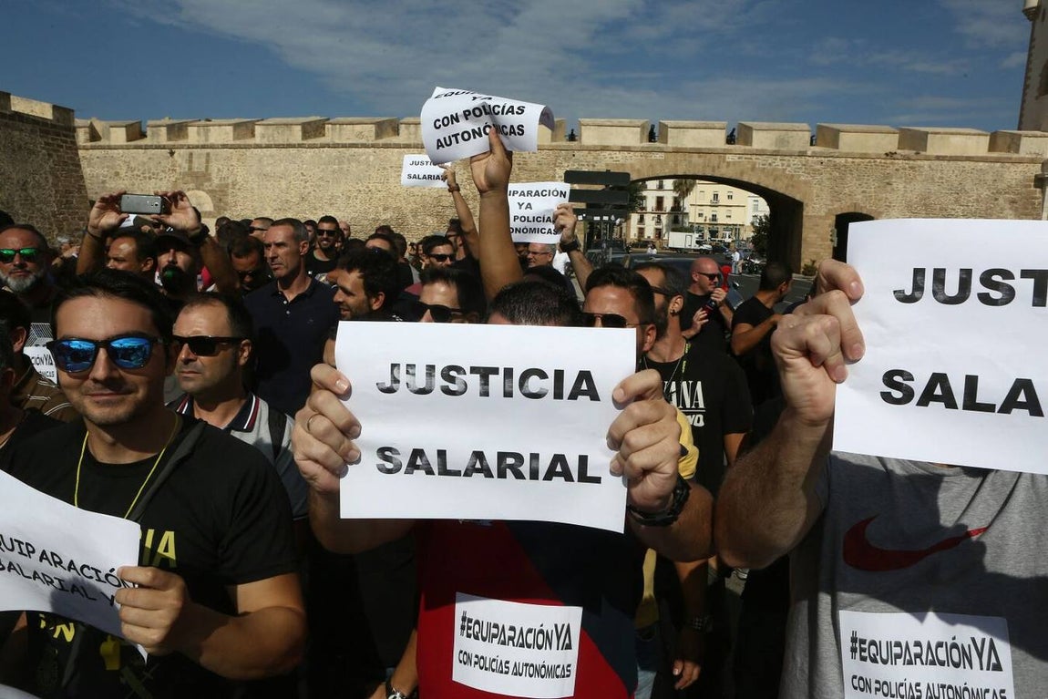 Policías y guardias civiles se manifiestan por un salario «justo»
