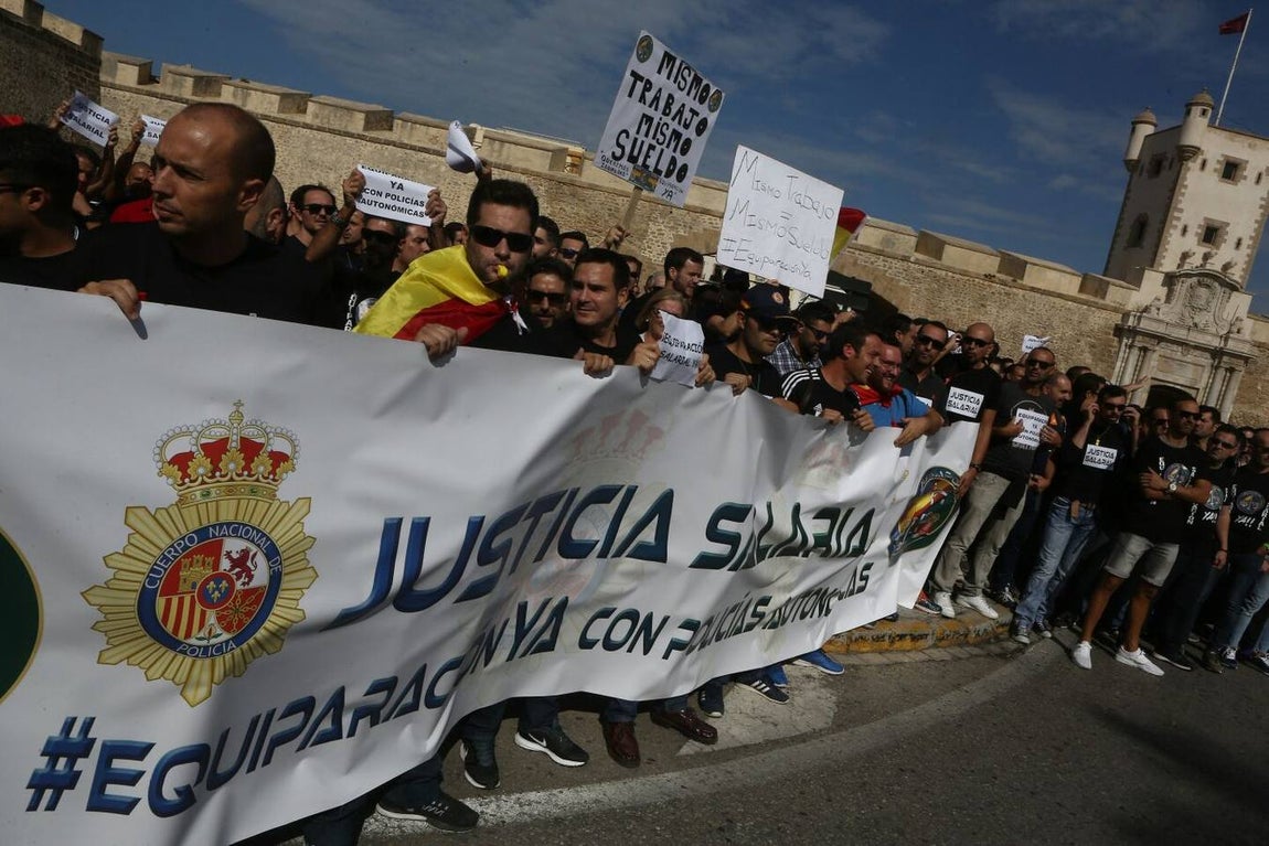Policías y guardias civiles se manifiestan por un salario «justo»
