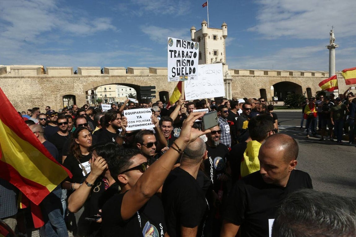 Policías y guardias civiles se manifiestan por un salario «justo»