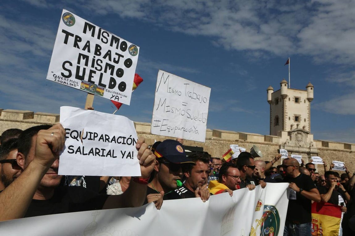 Policías y guardias civiles se manifiestan por un salario «justo»