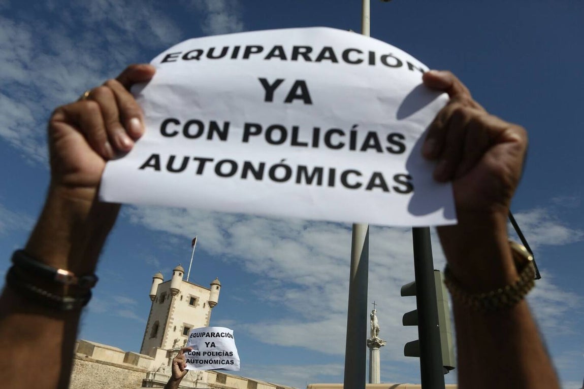 Policías y guardias civiles se manifiestan por un salario «justo»