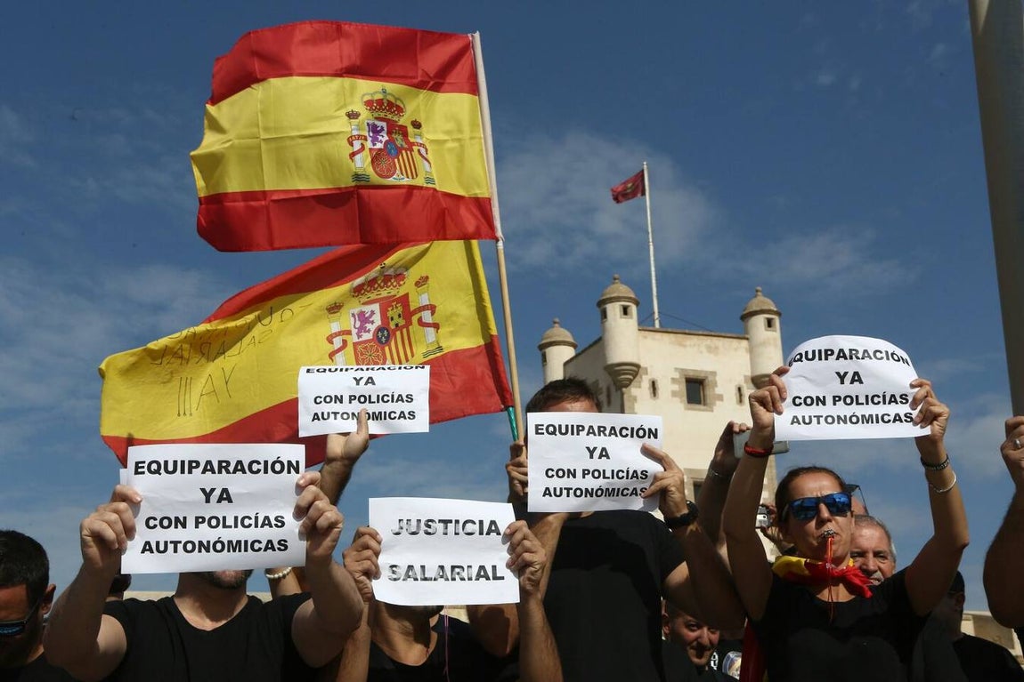 Policías y guardias civiles se manifiestan por un salario «justo»
