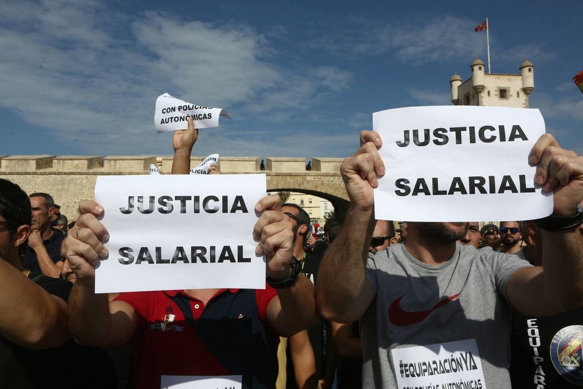 Policías y guardias civiles se manifiestan por un salario «justo»