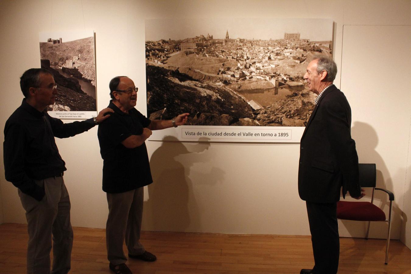 Mariano García Ruipérez, archivero municipal, con el historiador Rafael del Cerro y el vicealcalde de Toledo. 