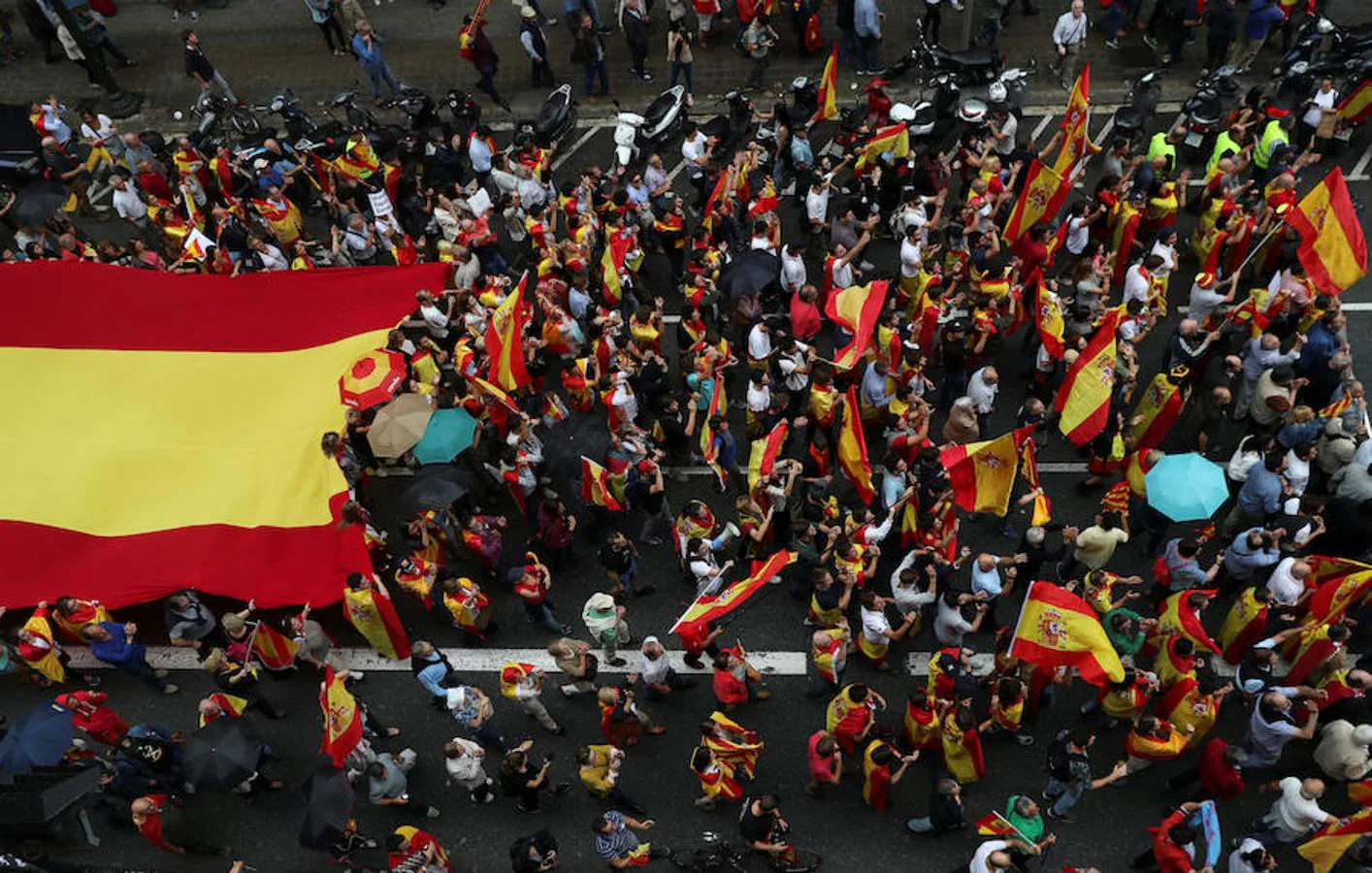 Manifestantes se movilizan en Barcelona a favor de la unidad de España, esta mañana.. 