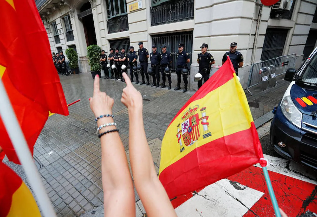 Agentes vigilan la manifestantes se movilizan en Barcelona a favor de la unidad de España, esta mañana.. 