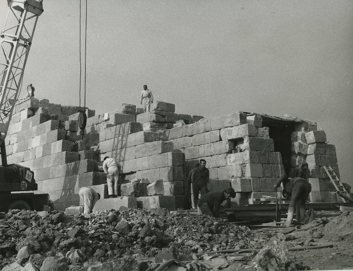 6. El Templo de Debod durante las obras de colocación en su actual ubicación madrileña, en diciembre de 1970