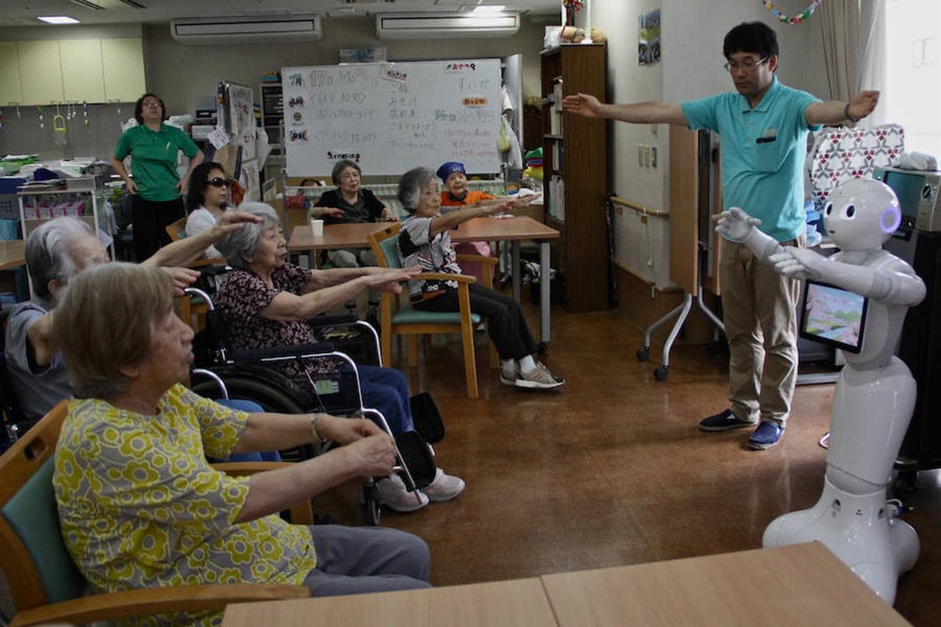 El robot Pepper, uno de los más usados en Japón, dirige los ejercicios de los ancianos en la residencia Shintomi de Tokio. 