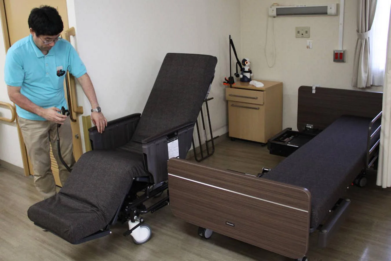 Para ancianos con movilidad reducida, la cama Reysone, de Panasonic, se divide por la mitad. Retirada dicha parte con una persona encima, se convierte en un sillón donde el mayor puede pasar el resto del día sin cambiarlo de sitio.. 
