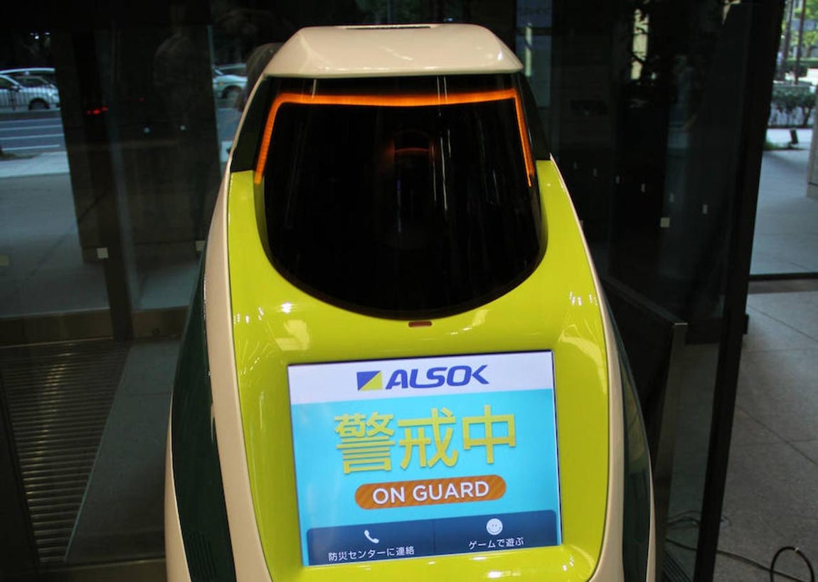 Sacado de «La guerra de las galaxias», Reborg X vigila con su cámara edificios como el de la Corporación Bancaria Sumitomo Mitsui. Avisa de incendios y terremotos en su pantalla, conectada con los guardias de seguridad. 