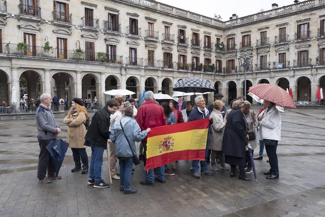 Una treintena de personas se han concentrado hoy frente al Ayuntamiento de Vitoria en respuesta a la convocatoria de la Fundación para la Defensa de la Nación Española (Denaes) en contra del referéndum de Cataluña de mañana.. 