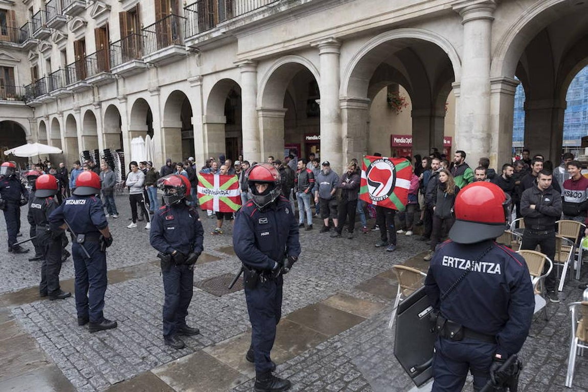 Un centenar de jóvenes con ikurriñas se han colocado frente a la treintena de personas que se han concentrado en contra del referéndum de Cataluña.. 