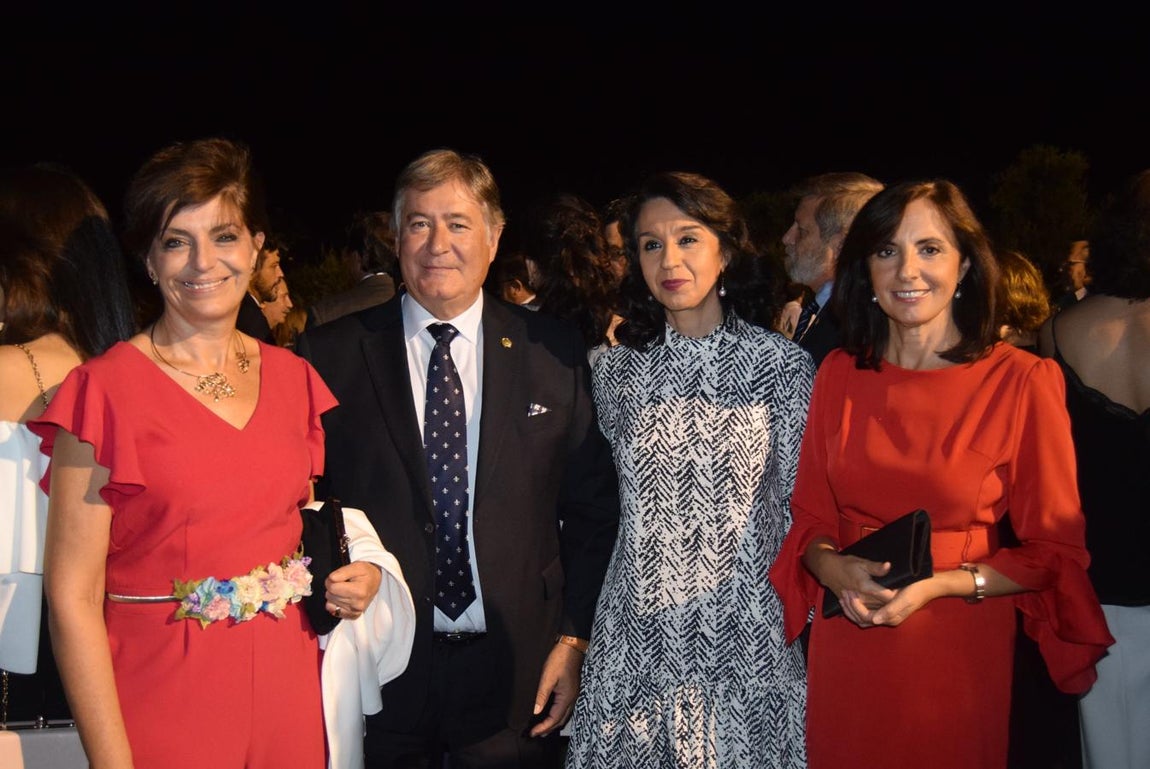 La presidenta del Colegio Oficial de Médicos de Toledo, Natividad Laín Terés; la presidenta del Colegio Oficial de Farmacéuticos de Toledo, Ana María Rodríguez Alonso; y la presidenta de Asaja, Blanca Corroto, en la cena.. 