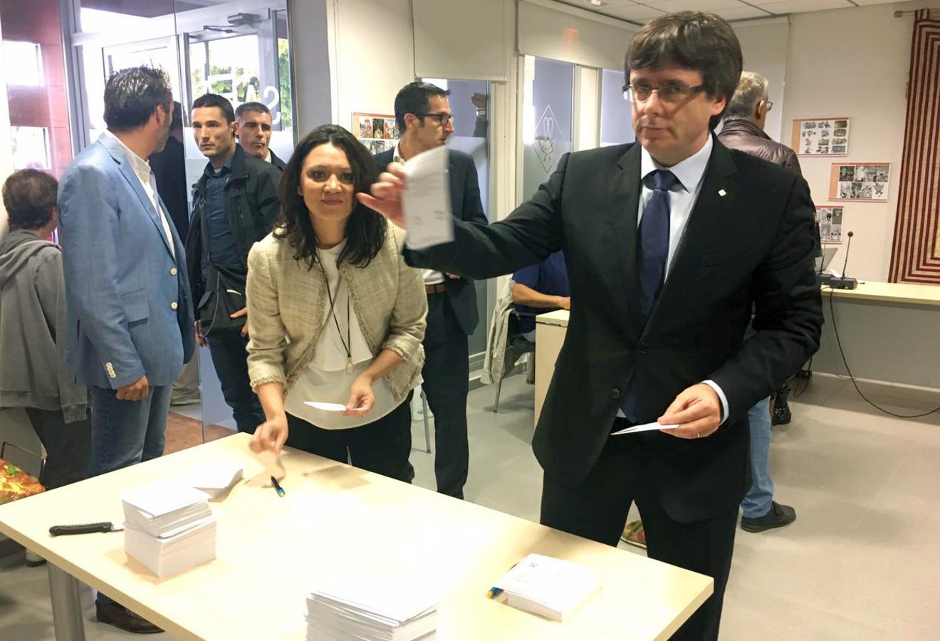 El presidente de la Generalitat, Carles Puigdemont, ha destacado las colas que se han formado en varios colegios electorales para votar en el referéndum de este domingo y lo ha contrapuesto a la «indignidad de la violencia policial».. 