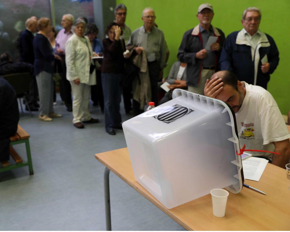 La desidia de los Mossos fuerza a una intervención tardía en los colegios electorales