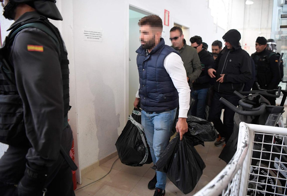 Agentes de la Guardia Civil requisando las papeletas del referéndum ilegal, en Sant Julia de Ramis. 