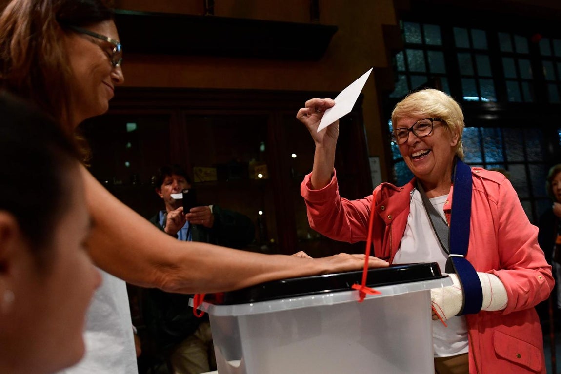 Así sonreían las personas que han podido depositar su voto en la consulta ilegal de este domingo 1 de ocutbre. 
