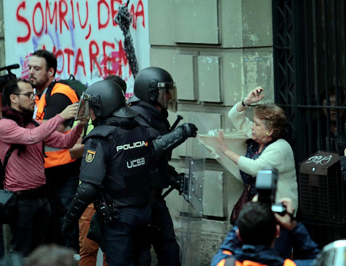 Otro de los momentos de tensión vividos en los colegios de Barcelona. 