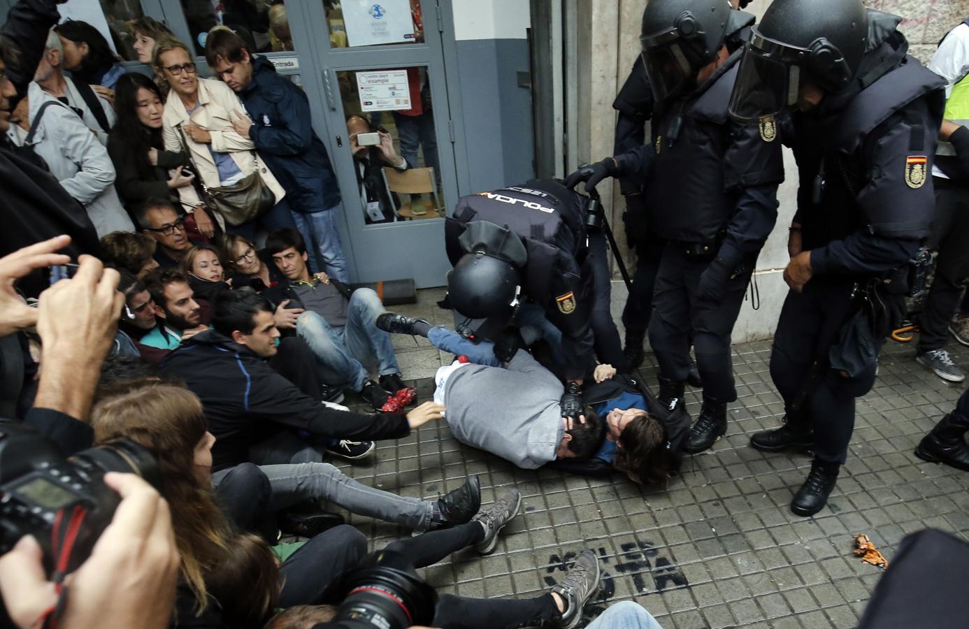 La Guardia Civil detiene a dos personas en Barcelona antes las protestas en apoyo al referéndum ilegal. 