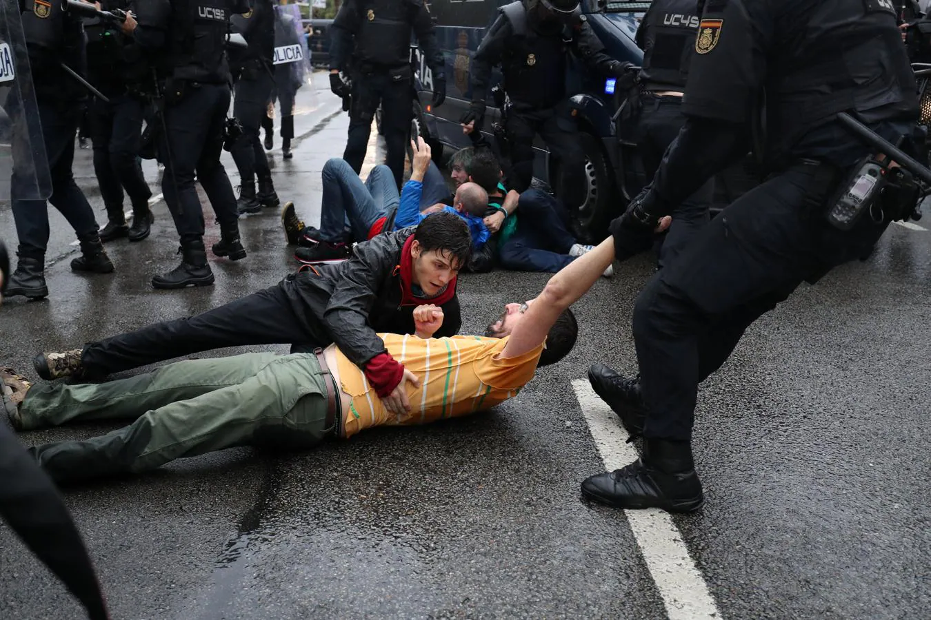 La Guardia Civil, deteniendo a dos independentistas en un colegio de Barcelona. 