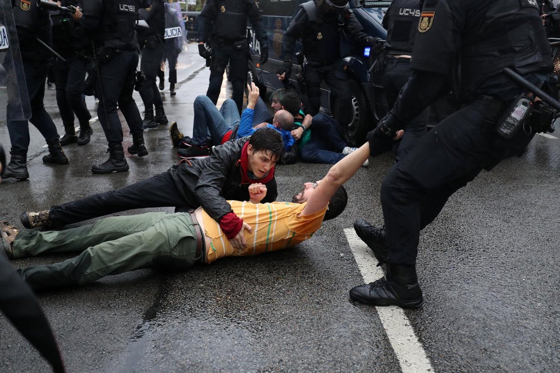 La Guardia Civil, deteniendo a dos independentistas en un colegio de Barcelona. 