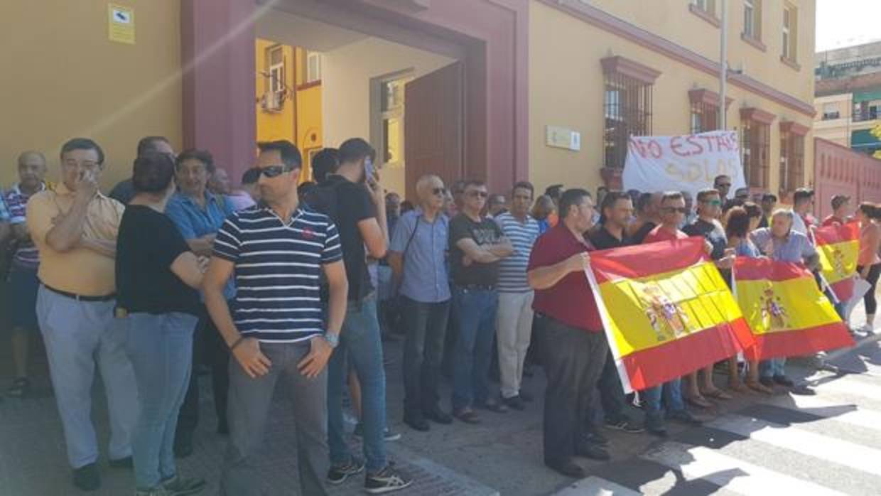 Agentes de paisano a las puertas de la Comisaría de Campo Madre de Dios