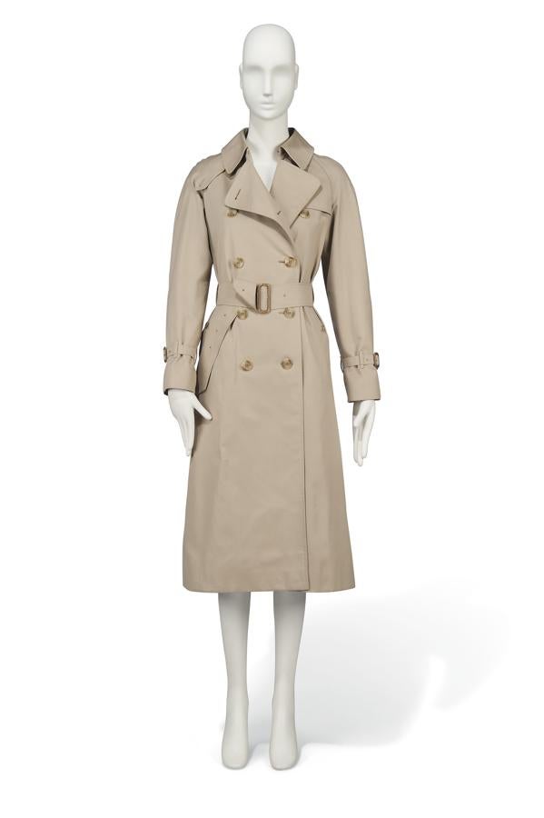 Trench, 1980. Llevaba puesta esta gabardina tres cuartos cuando fue fotografiada con su amigo Humbert Gyvenchy dando un paseo junto al Sena. Fue adjudicada por 68,750 libras