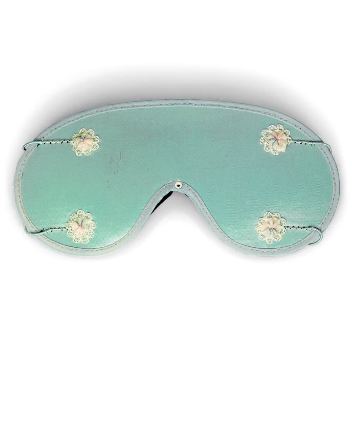 Mascarilla «Desayuno con Diamantes». La escena en la que la entrañable Holly se despierta con este antifaz es una de las más icónicas de la historia del cine, la prenda se valoró en 6,250