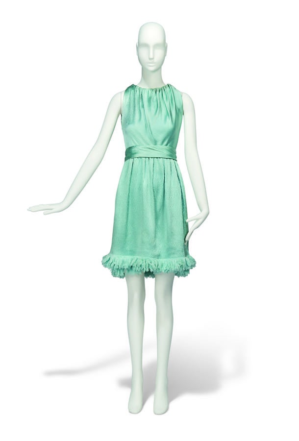 Givenchy, 1967. Este gracioso vestido de cóctel se adjudicó por 47.500 libras, lo lucía en la película «Dos en la carretera» (1967). Se trata de una de las muchas piezas que el diseñador creó para la actriz. Hepburn lo recomendó durante en el rodaje de su segundo largometraje, Sabrina, y a partir de entonces el vínculo se convirtió en una constante. Humbert Givenchy vistió a la actriz en algunas de sus películas más emblemáticas como «Desayuno con Diamantes», «Encuento en París», «Cómo robar un millón», «Ariane» o «Una cara con ángel»