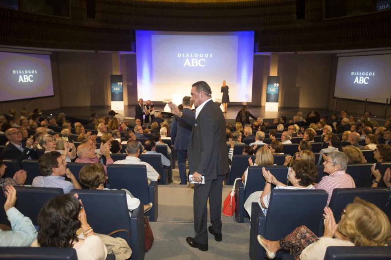 Carlos Herrera saluda al público en el Auditorio Mutua Madrileña, patrocinador del evento.. 