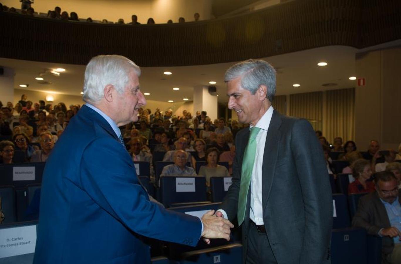 Carlos Fitz-James Stuart, xix duque de Alba de Tormes, saluda a Adolfo Suárez Illana. 