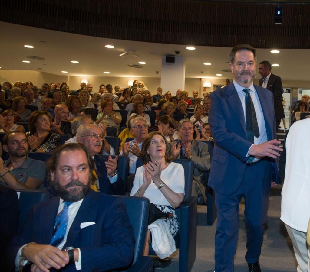 El director de ABC, Bieito Rubido, antes de su conversación con Carlos Herrera. 