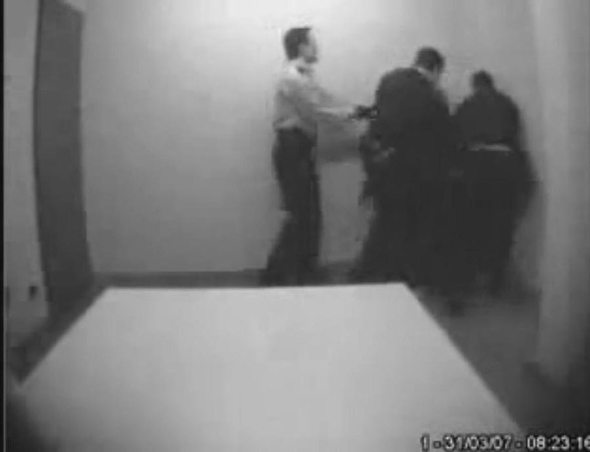 Paliza a un detenido en la comisaría de Les Corts, en marzo de 2007. 