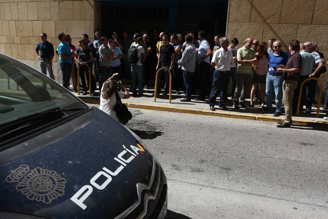 Concentración en la Comisaría de Cádiz de apoyo a la Policía